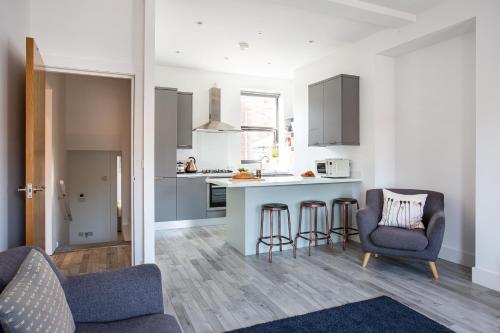 Modern Luxury Apartment, Sleeps 6, Best Location Belfast