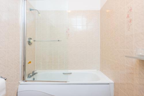 Abbey Lawn Hotel - image 7