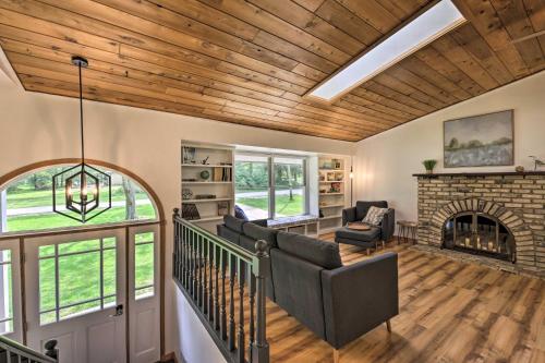 Lake Nagawicka Home - 2 Blocks to Boat Launch in Delafield, USA
