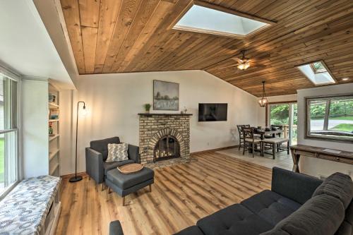 Lake Nagawicka Home - 2 Blocks to Boat Launch in Delafield