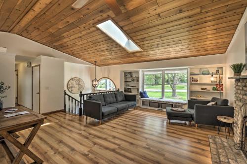 Lake Nagawicka Home - 2 Blocks to Boat Launch in Delafield