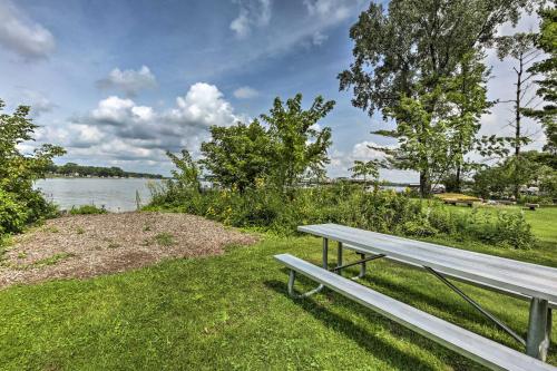 Lake Nagawicka Home - 2 Blocks to Boat Launch