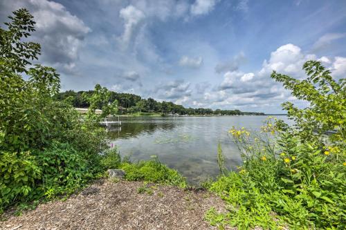 Lake Nagawicka Home - 2 Blocks to Boat Launch