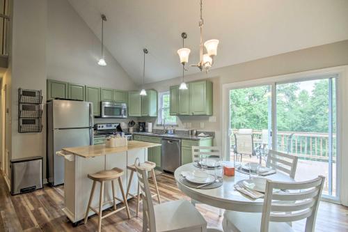 Lakefront Home with Canoe 7 Mi to Front Royal! - image 3