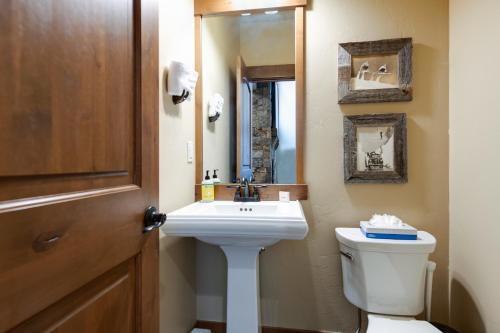 Ridgeview Court Unit B Townhome Incredible Rooftop Deck - image 3