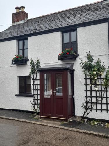 Cosy Cottage In Heart Of Coastal Village, Mawnan Smith, Cornwall