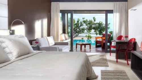 Essenza Hotel The 5-star Essenza Hotel offers comfort and convenience whether youre on business or holiday in Jericoacoara. Offering a variety of facilities and services, the hotel provides all you need for a good