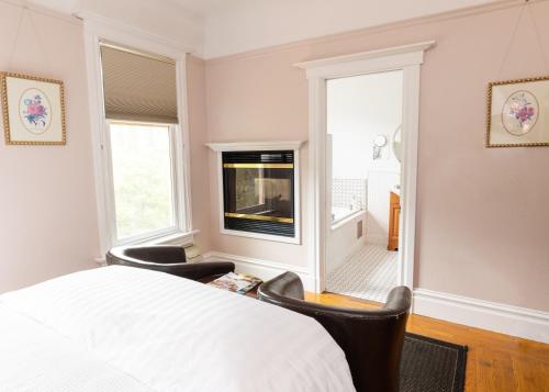1 queen bed