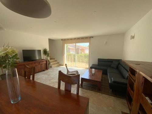 Belle villa neuve 3 chambres avec jardin et piscine hors sol gîte à louer Saint-Gervasy