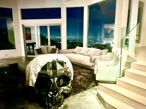 Hollywood Hills Modern Sanctuary–Jaw Dropping View in Los Angeles, USA