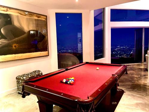 Hollywood Hills Modern Sanctuary–Jaw Dropping View in Los Angeles, USA