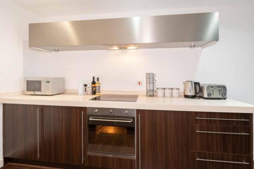 Birmingham City Centre 2Bed - with Balcony & Parking - Tap to explore photos
