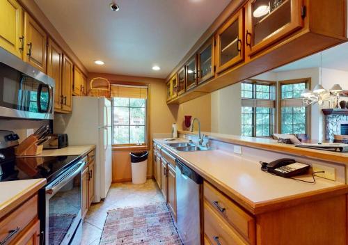 Borders Lodge by TO in Avon, USA