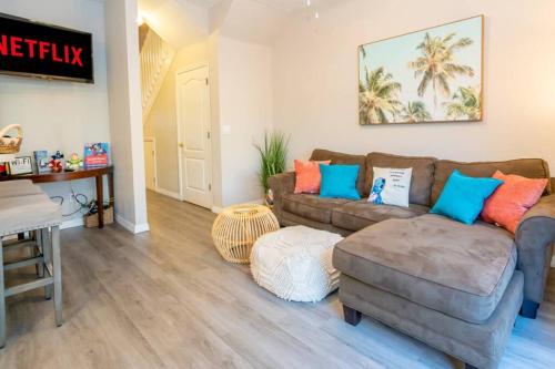 Spacious w. King bed RESORT community/Pool & Gym!!