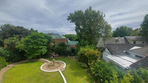 Rustic Manor Guest House - image 18