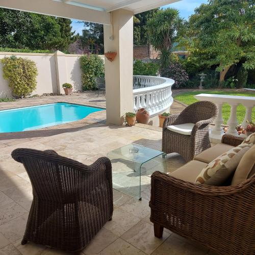 Rustic Manor Guest House - image 16