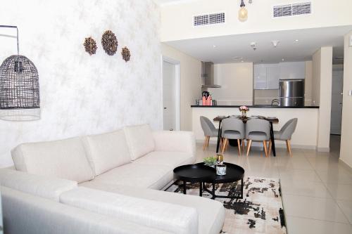 Signature Holiday Homes - Premium 2 BHK in Damac Heights, Marina