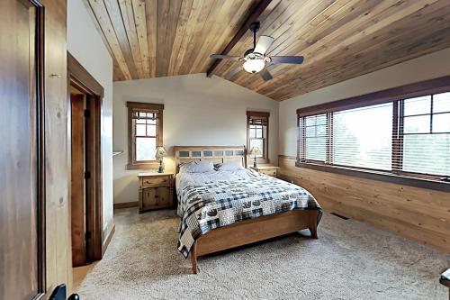 The Granby House - Mountain-View Balcony & Hot Tub home - image 12