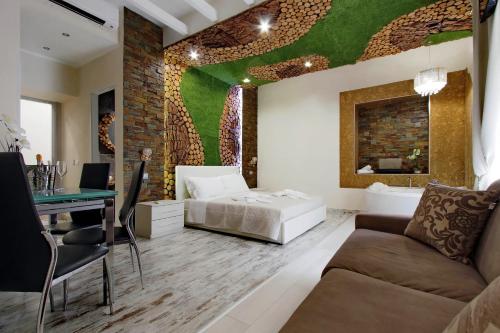 1 queen bed, 1 sofa bed
