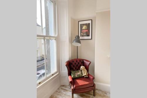 LA RETREATS 1 bed apartment seconds from RWY