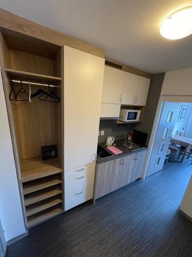 2 twin beds, 2 bunk beds