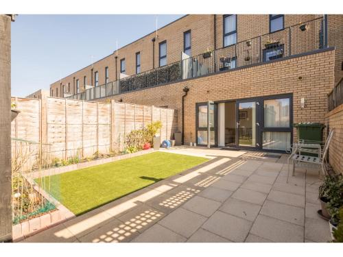 Pass the Keys Modern 2 Bed Property with Balcony and Garden gîte à louer Granchester