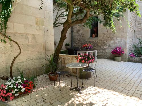 Kert, Apart d'Arc in Saintes