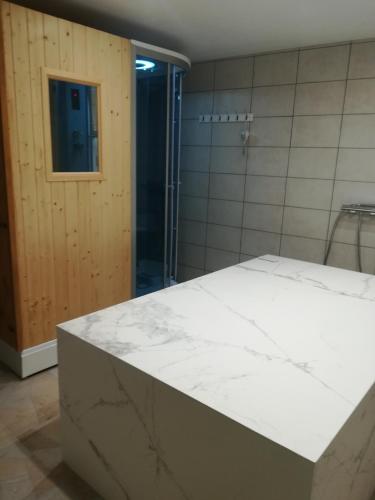appartement avec Jacuzzi hammam sauna privatisé au rez de chaussée ds maison à Voglans à 2 kilomètres du lac du bourget en Savoie entre Chambéry et Aix les Bains cure thermale
