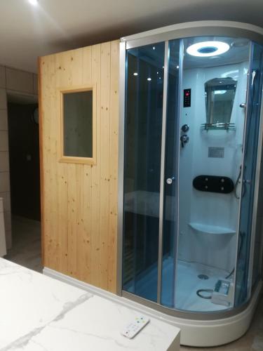 appartement avec Jacuzzi hammam sauna privatisé au rez de chaussée ds maison à Voglans à 2 kilomètres du lac du bourget en Savoie entre Chambéry et Aix les Bains cure thermale