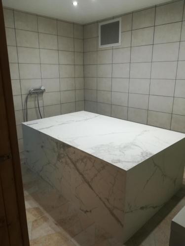 appartement avec Jacuzzi hammam sauna privatisé au rez de chaussée ds maison à Voglans à 2 kilomètres du lac du bourget en Savoie entre Chambéry et Aix les Bains cure thermale