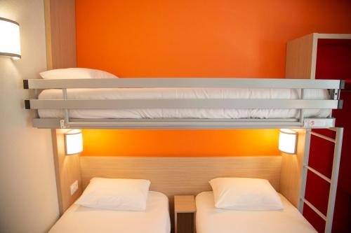 3 twin beds