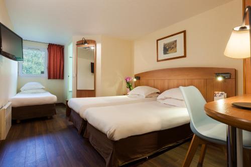 3 twin beds