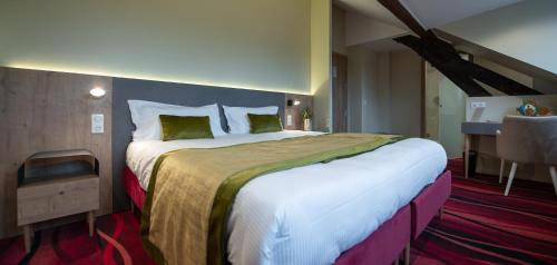 1 queen bed, 1 twin bed
