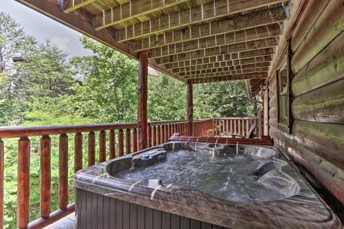 Pigeon Forge Getaway w/ Covered Patio & Hot Tub! in Mt Zion