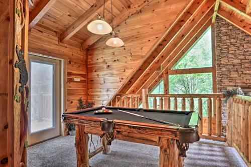 Picturesque Pigeon Forge Getaway with Hot Tub! - image 9