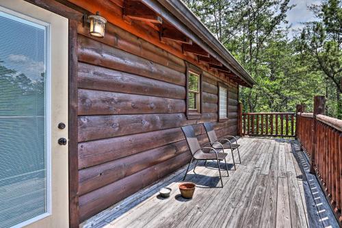 Pigeon Forge Getaway w/ Covered Patio & Hot Tub! in Mt Zion