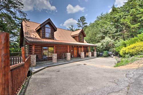 Pigeon Forge Getaway w/ Covered Patio & Hot Tub! in Mt Zion