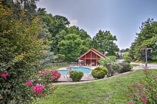Pigeon Forge Getaway w/ Covered Patio & Hot Tub! in Mt Zion