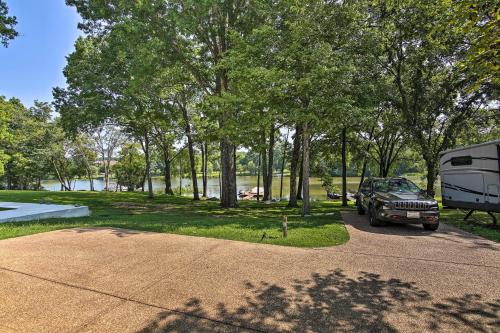 Lakefront Home in Quiet Cove with Patio and Kayaks!