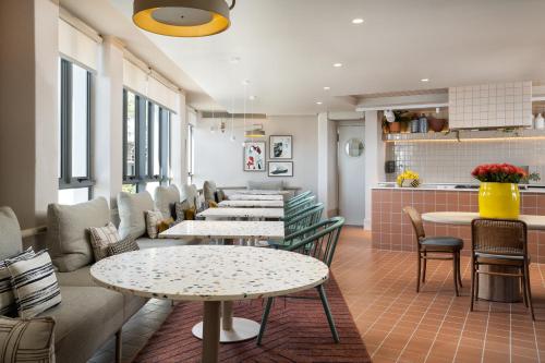 Home Suite Hotels Sea Point - image 11