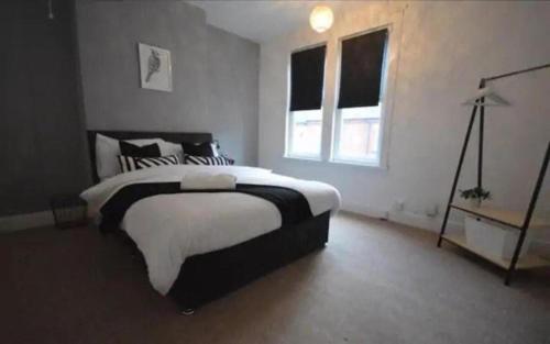Nuneaton Sleeps 7 Amenities and Transport links