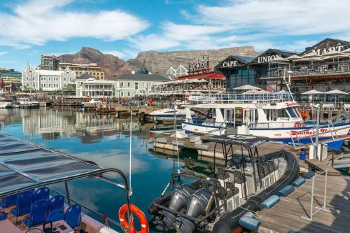 Stylish Gem in the heart of Cape Town. V&A on your doorstep w/ parking