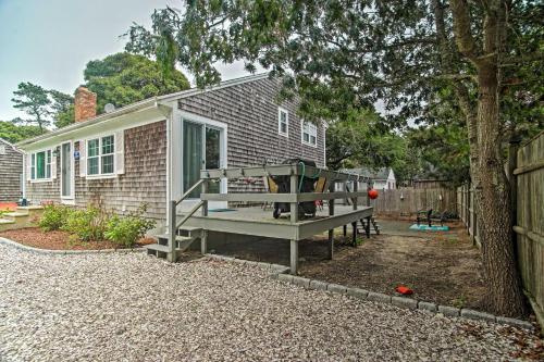 Quaint Dennis Home with Deck and Grill, Walk to Beach! in 鄧尼斯埠(MA）