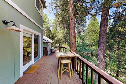 Lake Arrowhead Luxe Lodge - Huge Deck Grill home - main image