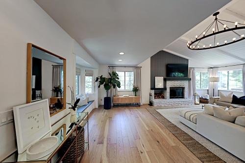 Lake Arrowhead Luxe Lodge - Huge Deck Grill home - image 6