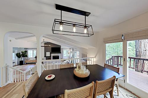 Lake Arrowhead Luxe Lodge - Huge Deck Grill home - image 8