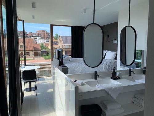 King Room with Spa Bath image 5