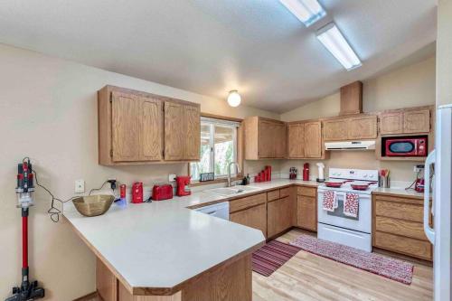 GOLFING VILLA: fenced, near golf course