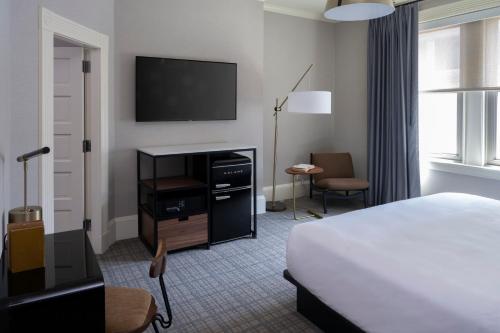 Premier King Room image 5