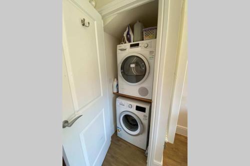 Spacious & modern two bedroom house with garden and parking in a village just outside Cambridge